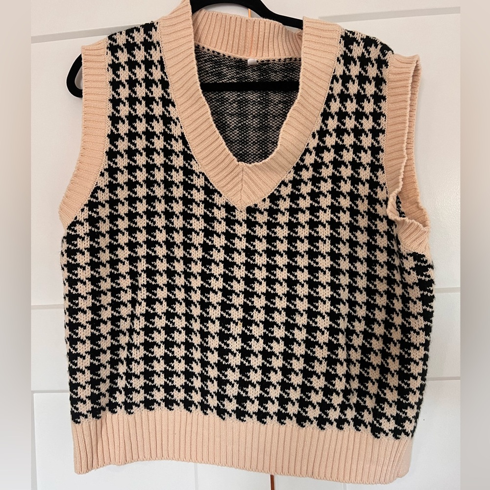 Size small (oversized) cream and black houndstooth v neck sweater vest